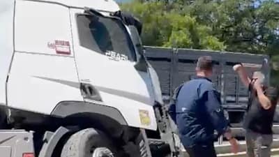 Bursa’nın Karacabey ilçesinde ön tekeri patlayan tır kontrolden çıkarak orta