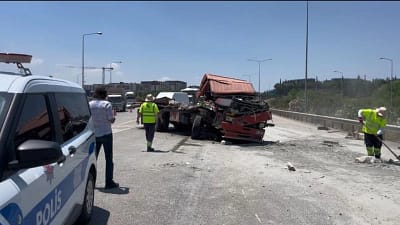 Bursa’da İstanbul-İzmir otoyolunda, emniyet şeridinde arızalanan araç ile tamir için