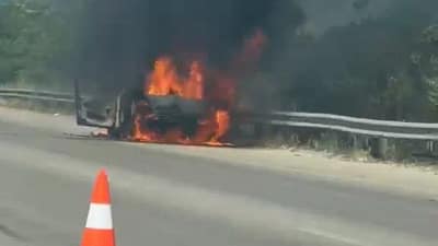 Bursa’da seyir halindeyken alev alan otomobil kullanılamaz hale geldi. O