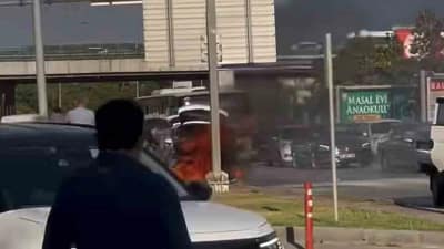 Bursa’da seyir halindeyken alev alan otomobil, kısa sürede alev topuna