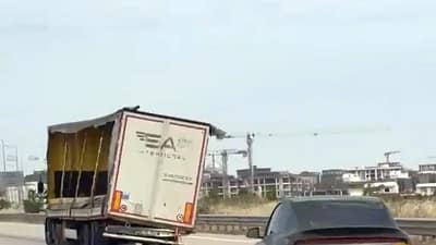Bursa’da trafikte ilerleyen bir tırın yana yatmış şekilde seyreden dorsesi,