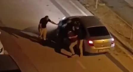 Bursa’da trafikte kavga: Sürücü tekme tokat darbedildi Bursa’da trafikte çıkan tartışma kavgaya dönüştü. İki kişi, araç sürücüsünü