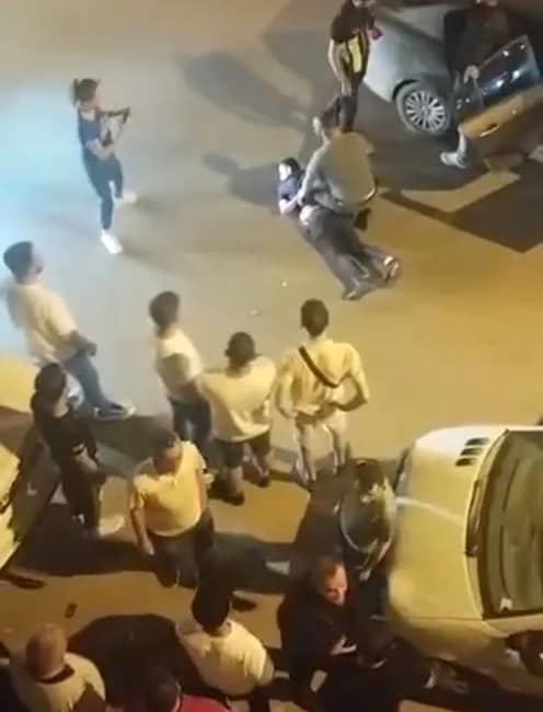 “Dur” ihtarına uymadı, polis ekiplerinin üzerine araç sürdü: 320 bin lira ceza yedi Bursa’da alkol uygulaması yapan polis ekiplerinin ’dur’ ihtarına uymayan sürücü,