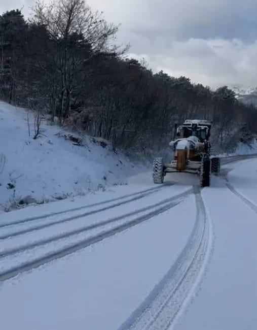 Bursa’da karla mücadele ekipleri ambulans için seferber oldu Bursa’nın yüksek kesimlerinde etkili olan kar yağışı sırasında Büyükşehir Belediyesi
