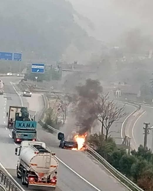 Pamukova’da seyir halindeki otomobil alev aldı D-650 kara yolunda ilerleyen bir otomobilde henüz belirlenemeyen nedenle yangın