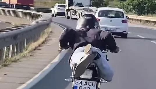 Kadın yolcudan tepki: “Geberiyorlar, başkalarını da yakıyorlar” Sakarya D-650 yolunda motosikletle yatarak ilerleyen bir sürücü trafiği tehlikeye