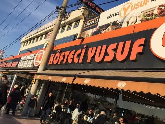 Bursaspor ile Köfteci Yusuf’tan iş birliği Bursaspor ile Köfteci Yusuf arasındaki anlaşma kapsamında BursaRay Karaman İstasyonu’nun