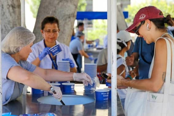 Antalya Büyükşehir’den 19 ilçede aşure ikramı Antalya Büyükşehir Belediyesi, birlik, beraberlik ve paylaşmanın en güzel simgelerinden