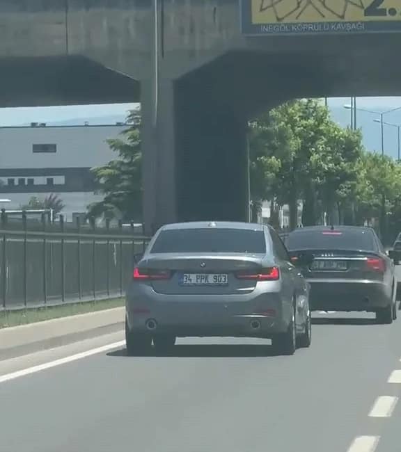 Trafikte tehlikeli seyreden sürücüye 22 bin lira ceza Bursa’nın İnegöl ilçesinde trafikte tehlikeli hareketler yaparak hem kendi canlarını