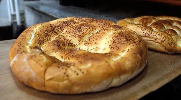 Bilecik’te pide zammı komisyondan geçti Bilecik’te Ramazan pidesi fiyatı tartışma yarattı. Valiliğin itirazına rağmen belediye