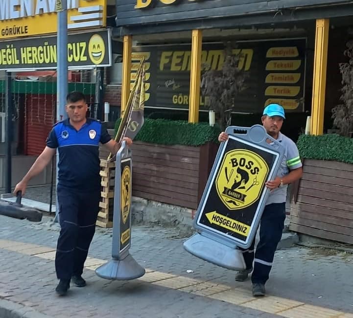 Nilüfer’de kural dışı tabelalara geçit yok ! Nilüfer Belediyesi zabıta ekipleri, kentin düzenini ve estetik görünümünü bozan