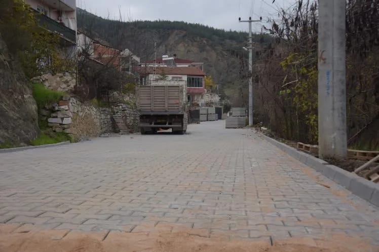 Bilecik’te Kayıboyu Mahallesi’nin cadde ve sokakları yenileniyor Bilecik Belediyesi tarafından Kayıboyu Mahallesi’nde sürdürülen kilit parke çalışmalarıyla cadde