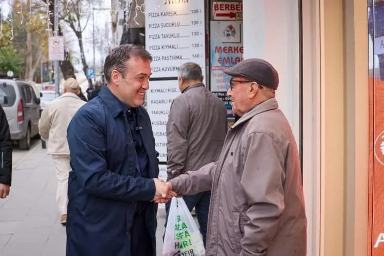 Bilecik Valisi Sözer çarşı esnafıyla bir araya geldi Bilecik Valisi Faik Oktay Sözer, kent merkezindeki çarşı esnafını ziyaret