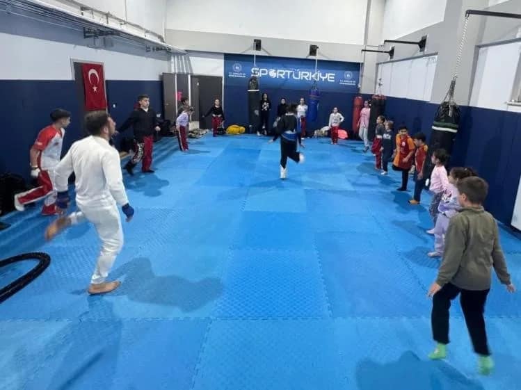 Bilecik’te spor okulları kick boks antrenmanları ilgi görüyor Bilecik’te Gençlik ve Spor Bakanlığı Spor Okulları kapsamında sürdürülen kick