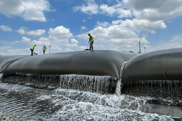İzmit Körfezi’nde dip çamuru temizliği hız kazandı Kocaeli Büyükşehir Belediyesi'nin Bakanlıkla birlikte yürüttüğü projede 170 hektar alan