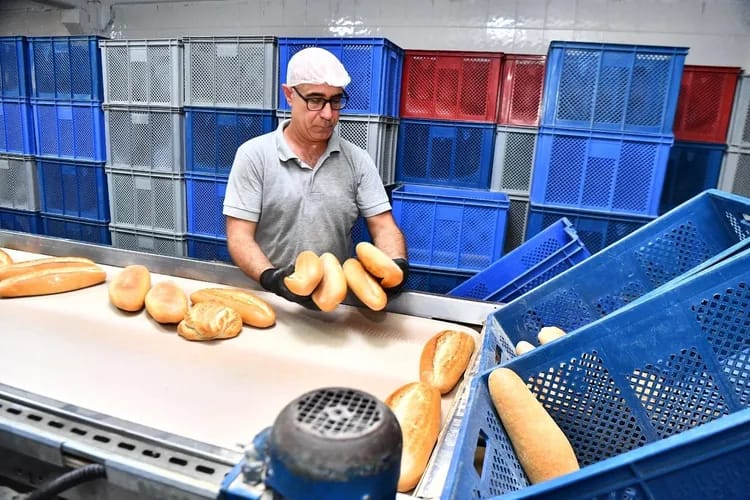 İzmir Halk Ekmek zammı geri çevirdi: 210 gram ekmek 8 TL İzmir’de ekmeğe zam yapılırken, İzmir Büyükşehir Belediyesi’ne bağlı Halk