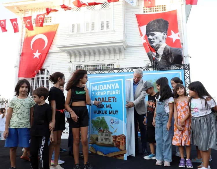 Mudanya Kitap Fuarı’ndan güçlü mesajlar Mudanya Belediyesi tarafından bu yıl 7’ncisi düzenlenen Mudanya Kitap Fuarı,