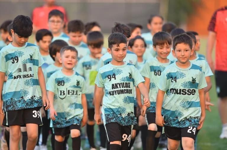 Kafkasspor spor okulundan 39 oyuncu müsabaka grubuna yükseldi “Bu sadece bir sayı değil; emek ve planlamanın sonucu” diyen