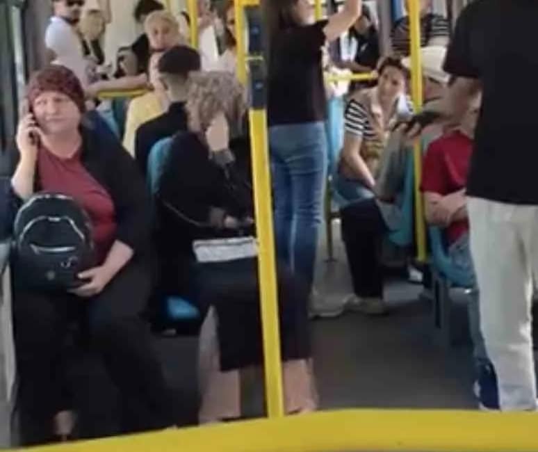 Metro’da yüksek sesle konuşma tartışması Bursa’da yüksek sesle telefonla konuşan kadın ile bir genç arasında