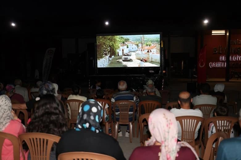 Denizli Çameli’de sinema ve türkü dolu yaz akşamı Denizli Büyükşehir Belediyesi, kültürün ve sanatın renklerini “Köyümde Sinema Günleri”