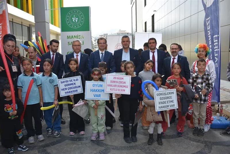 Salihli’de çocuk hakları etkinliğinde renkli buluşma Salihli’de 20 Kasım Dünya Çocuk Hakları Günü kapsamında düzenlenen programda,