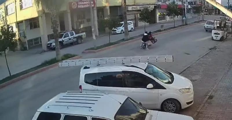 Adana’da ön kaldıran motosiklet otomobile çarptı: 2 yaralı Adana’nın İmamoğlu ilçesinde kasksız sürücünün önünü kaldırdığı motosiklet, park halindeki