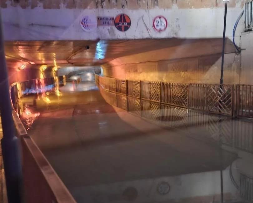 Bursa’da aniden bastıran sağanak hayatı olumsuz etkiledi Bursa’nın İnegöl ilçesinde aniden bastıran sağanak hayatı olumsuz etkiledi. İlçe