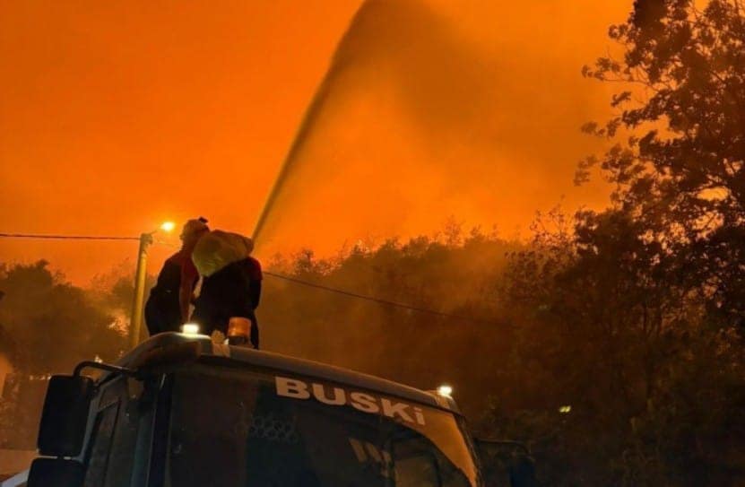 Bursa’da kül yağışı kent merkezine ulaştı! Büyükşehir uyardı… Gürsu ve Kestel’de süren yangın nedeniyle kent merkezinde kül yağışı