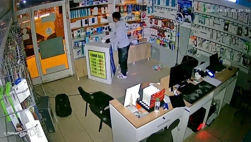 Elazığ’da telefoncuya cam kırarak giren hırsız yakalandı Elazığ’da bir telefoncunun camını kırıp içeri giren ve elektronik cihazları