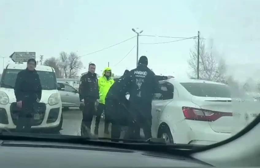 Erzurum’da narkotik operasyonu: 34 kilo uyuşturucu ele geçirildi Erzurum’da düzenlenen operasyonda 23 kilo skunk ve 11 kilo metamfetamin