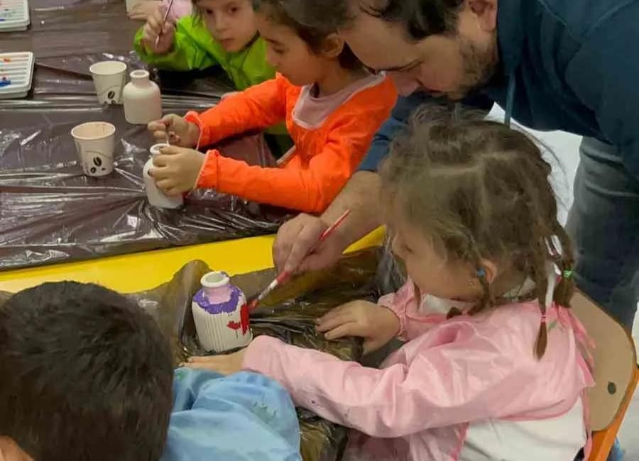 Menteşe’de çocuklar sanatla buluşuyor Muğla’nın Menteşe ilçesinde “Merkezim Her Yerde” projesi kapsamında düzenlenen sanat