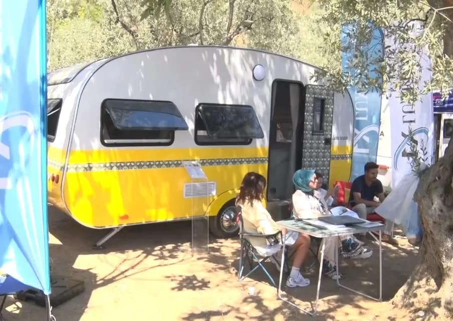 Hüsnü Şenlendirici, Mehmet Çevik’in civciv sarısı karavanını yerinde inceledi Ünlü klarnet virtüözü Hüsnü Şenlendirici, yeni projesi için aradığı karavanı