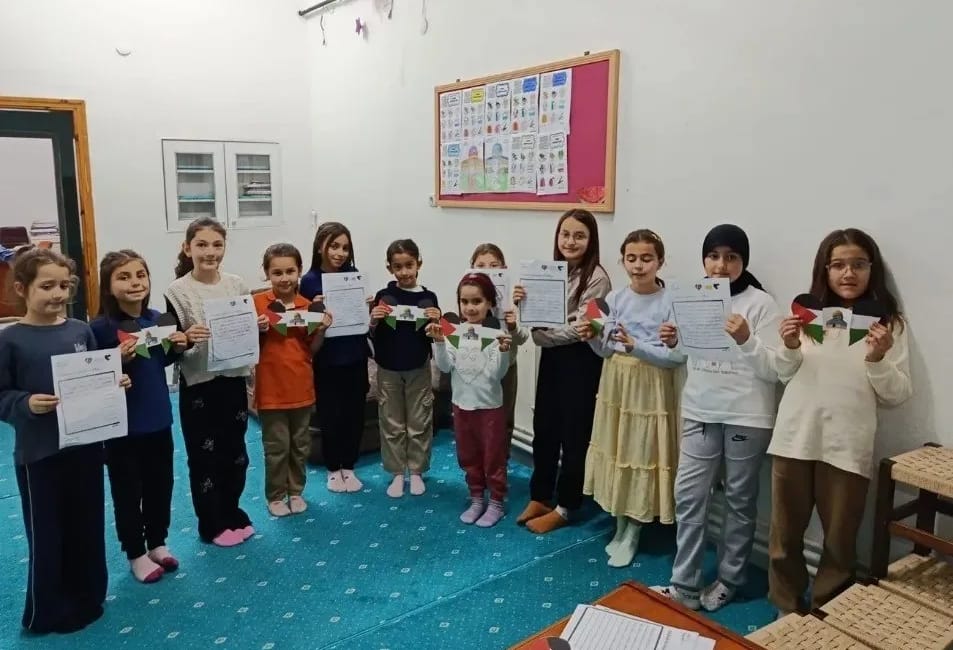 Boyabat’ta minikler Gazze’deki akranlarına mektup yazdı Diyanet Gençlik Merkezi’nde eğitim gören 7–10 yaş arası öğrenciler, “Kalpten