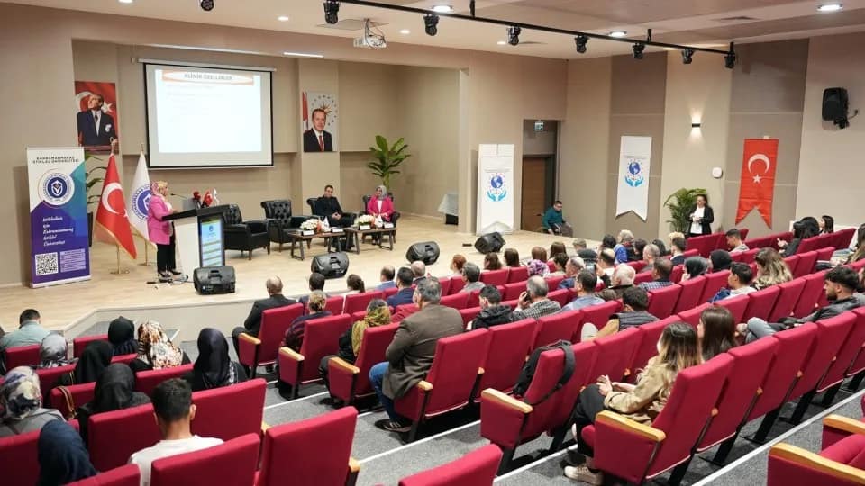 Kahramanmaraş’ta otizm için farkındalık çağrısı Kahramanmaraş’ta düzenlenen konferansta otizm tüm yönleriyle ele alındı. Uzmanlar erken