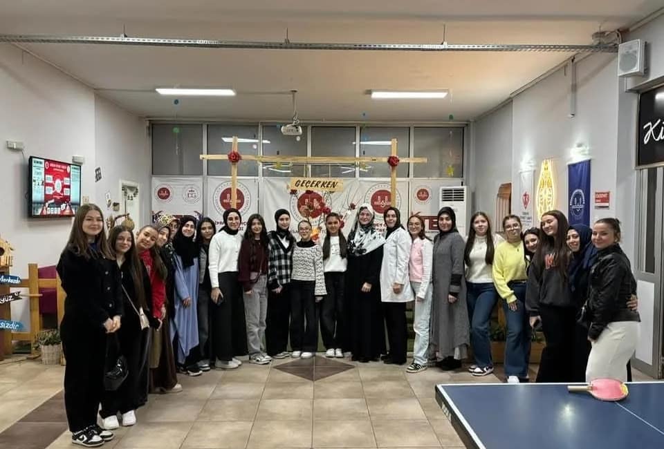 Akhisar ve Soma gençlik ekipleri buluşmada bir araya geldi Akhisar-Soma Gençlik Köprüsü buluşmasında iki ilçenin Diyanet Gençlik ekipleri, sohbetler,