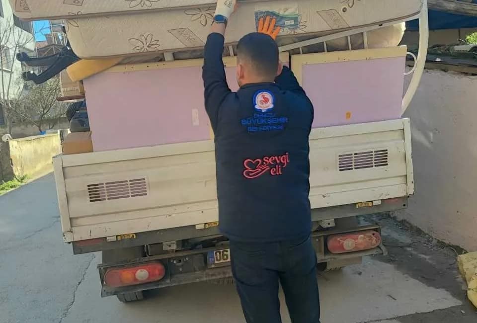 Yangın sonrası Sevgi Eli aileye umut oldu Sarayköy’de evleri yangında kullanılamaz hale gelen anne ve iki çocuğunun