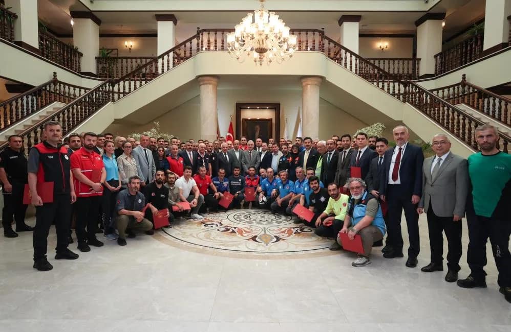 Bursa Valisi yangınla mücadele eden ekipleri ağırladı Bursa Valisi Erol Ayyıldız, Bursa ve ilçelerinde meydana gelen orman yangınlarına cansiperane şekilde