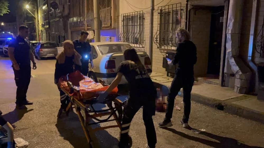 Annesini bıçaklayıp dehşet saçtı: Ağır yaralı kadın yaşam savaşını kaybetti Bursa’da bir şahıs, tartıştığı annesini defalarca bıçakladı. Kanlar içinde sokağa
