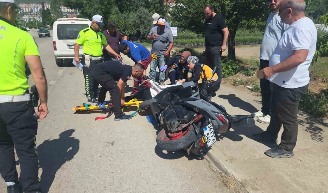 Yol kenarında duran motosiklete araç çarptı: 1 yaralı Orhangazi-İznik yolunda meydana gelen trafik kazasında yol kenarında duran bir