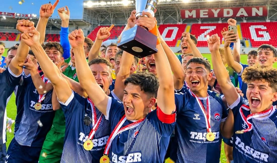 Bursa Orhangazi Futbol Kulübü, U18 Türkiye Şampiyonu oldu U18 Türkiye Şampiyonası’nda Bursa Orhangazi Futbol Kulübü, İstanbul Gazi Mahallesi