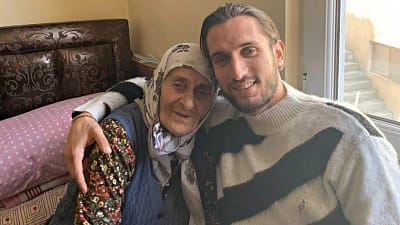 Olympiakos forması giyen milli futbolcu Yusuf Yazıcı’nın babaannesi Ayşe Yazıcı