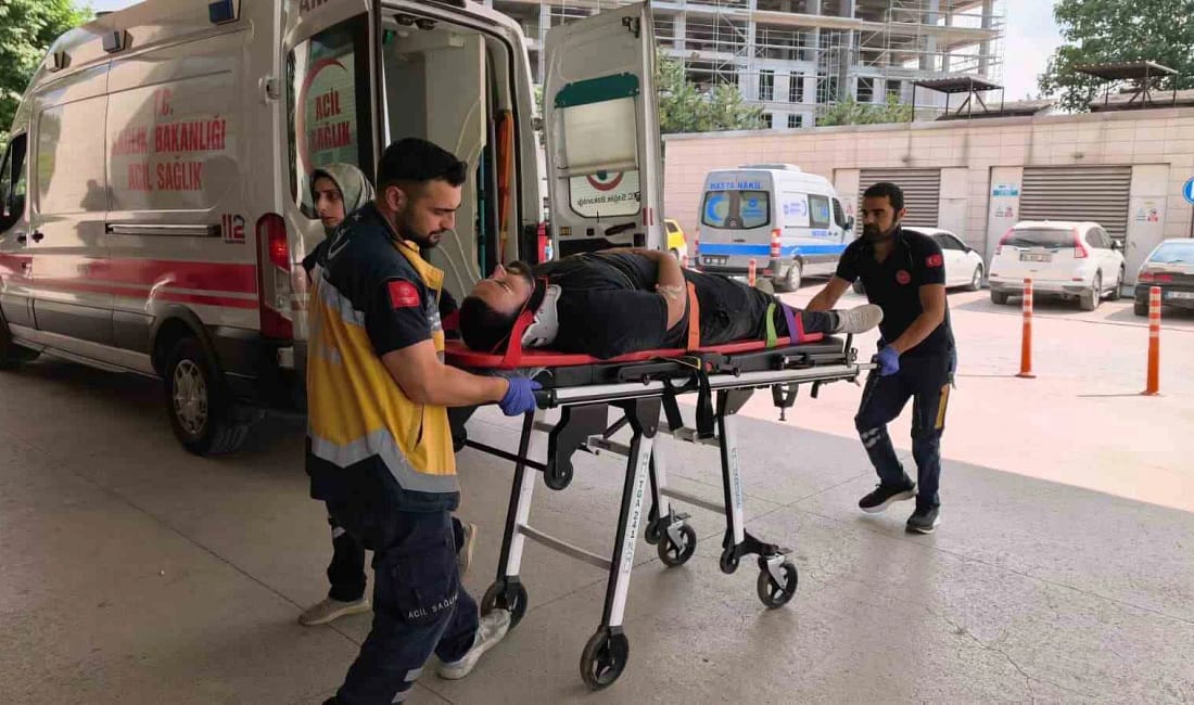 Otomobille çarpışan motosikletli yaralandı: Kaza anı kamerada Bursa’nın İnegöl ilçesinde otomobil ile çarpışan motosikletin sürücüsü yaralandı. Kaza