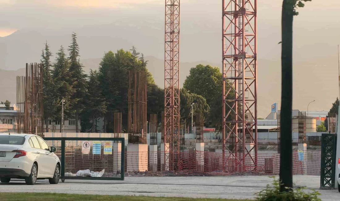Fabrika inşaatında iş kazası: 1 yaralı Bursa’nın İnegöl ilçesinde yapımı devam eden fabrika inşaatında meydana gelen