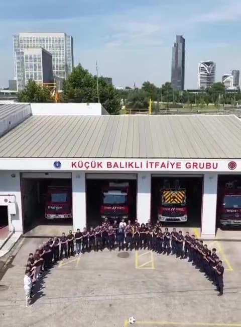 Bursa itfaiyesi’nden milli takımımıza anlamlı destek Bursa Büyükşehir Belediyesi İtfaiye Daire Başkanlığı, paylaştığı özel video ile
