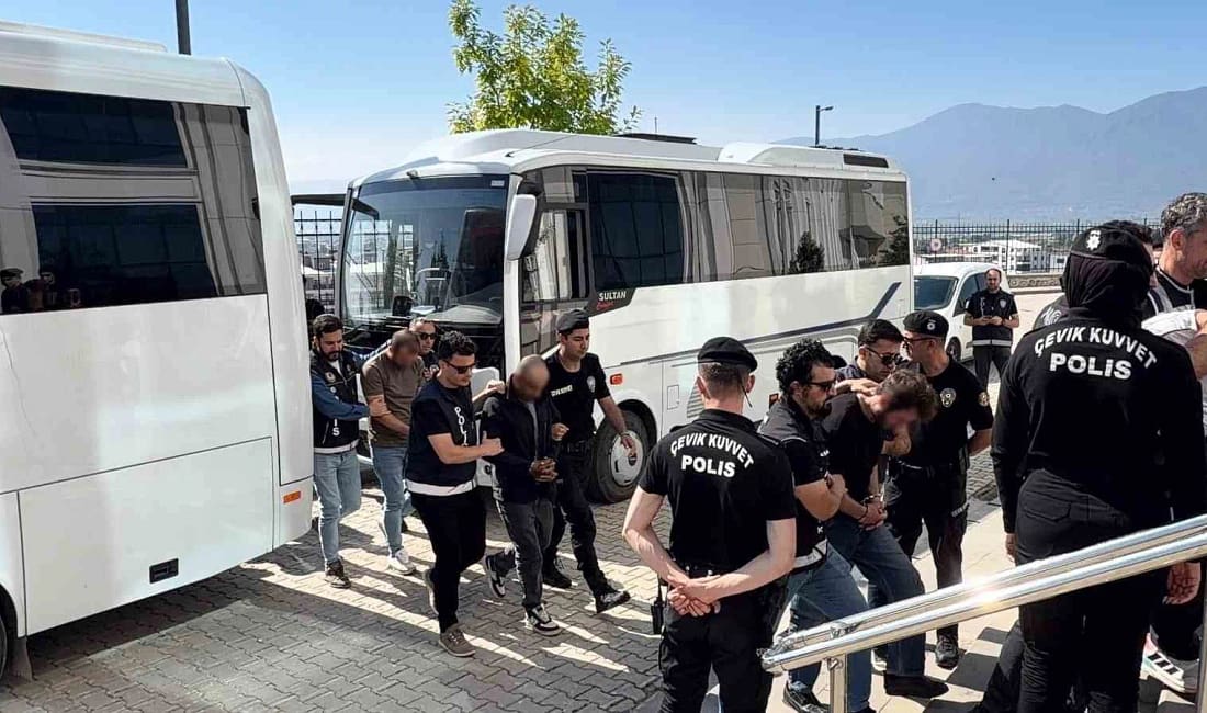 Bursa’da hava destekli uyuşturucu operasyonu: 17 tutuklama Bursa’nın Orhangazi ilçesinde, torbacı olarak tabir edilen uyuşturucu satıcılarına yönelik