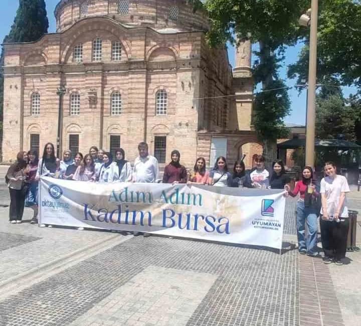 Yıldırımlı gençler tarihi yerinde keşfediyor Bursa’da Yıldırım Belediyesi ’Adım Adım Kadim Bursa’ projesi ile gençleri