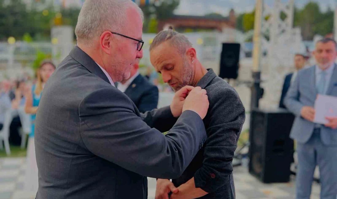 CHP Milletvekili Yaşar Tüzün’ün yeğeni ile eski danışmanı AK Parti’ye geçti Cumhuriyet Halk Partisi (CHP) Bilecik Milletvekili Yaşar Tüzün’ün yeğeni ile