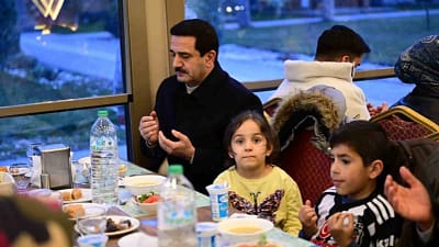 Battalgazi Belediyesi’nin düzenlediği iftar programında yetim çocuklar aynı sofrada buluştu.