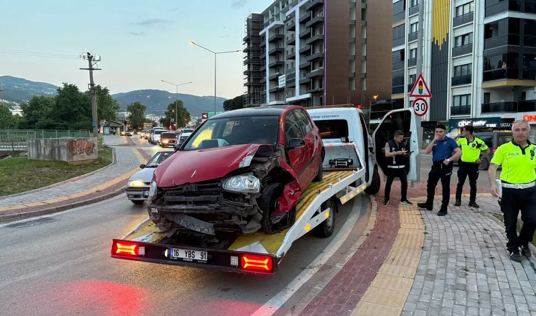 Kontrolden çıkan araç tabelaya çarptı: Sürücü yaralandı Bursa’da iddiaya göre direksiyon hakimiyetini kaybeden sürücü, yol kenarındaki tabelaya