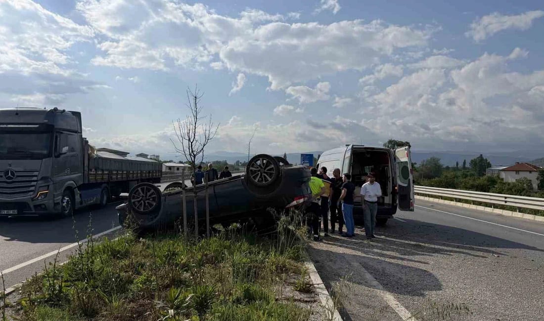 Kontrolden çıkan otomobil takla attı Bursa’nın İznik ilçesinde meydana gelen trafik kazasında kontrolden çıkan otomobil